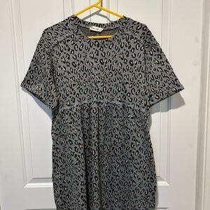 Maeve Leopard Print Short Sleeve Dress in Gray